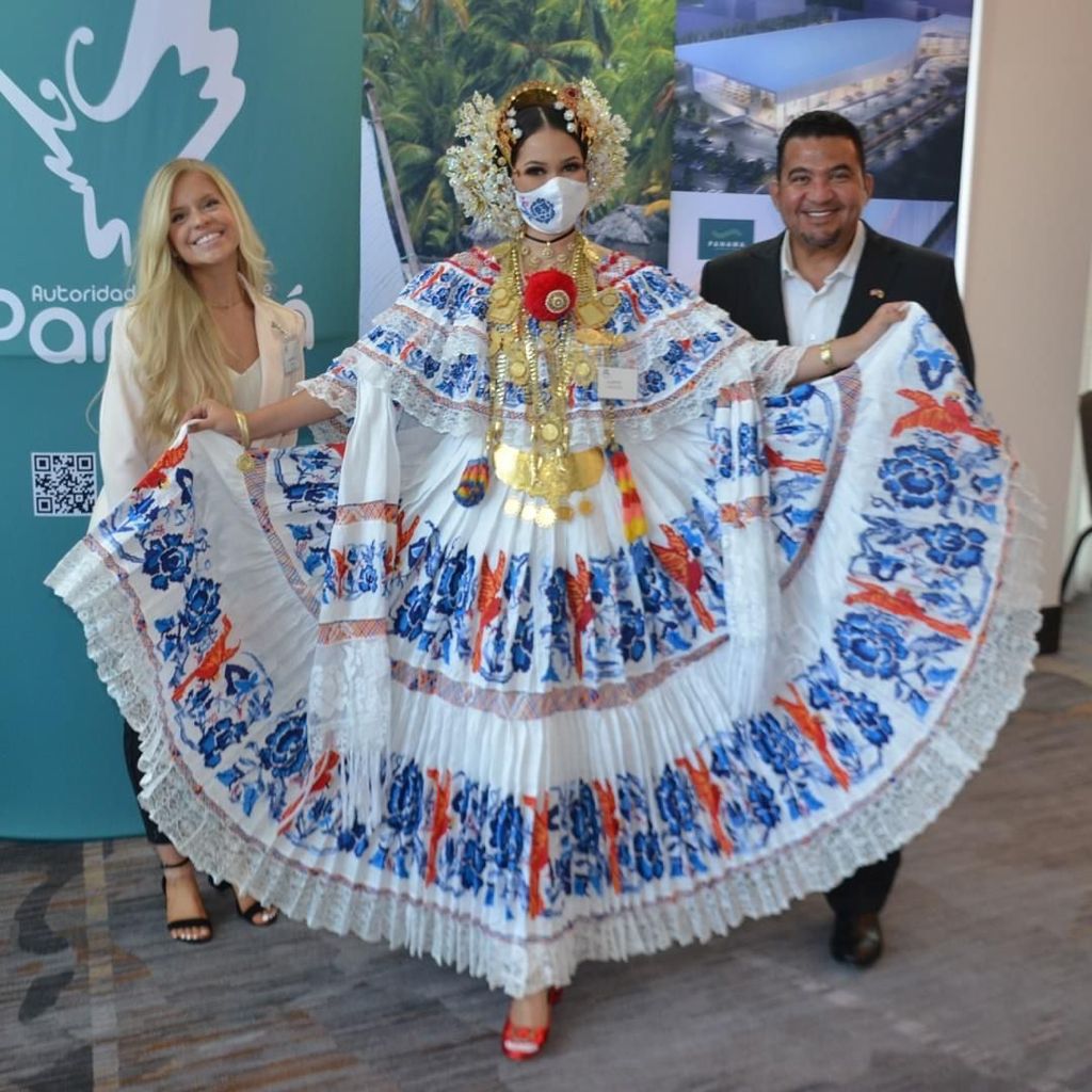 Michelle Kana & Robert Cowes Posing At Texas Panama Business Summit
