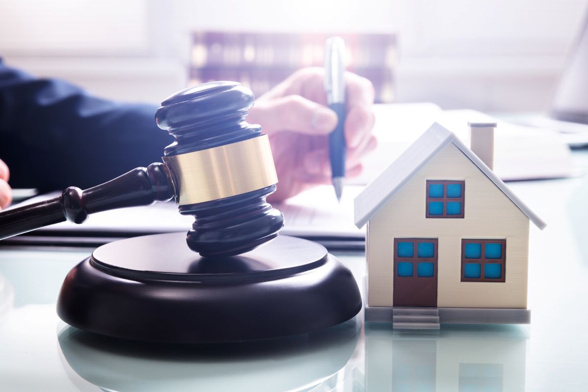 Image of a gavel and home.
